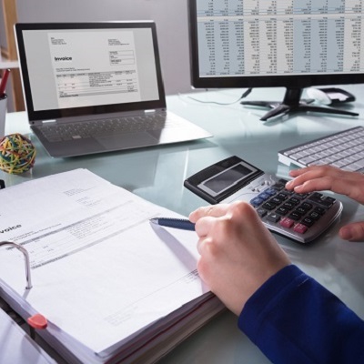 Employee at dest doing accounts